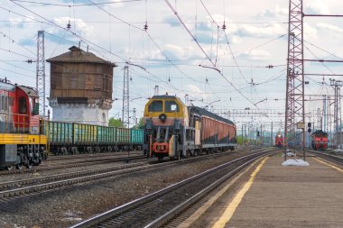 Tren İstasyonu endüstriyel Yük trenleri ile bir bakış bulutlar ile yaz göğün altında demiryolu. Rusya, Mayıs 2018