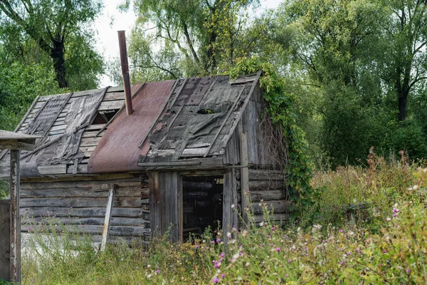 Старый Деревянный Заброшенный Дом — стоковое фото