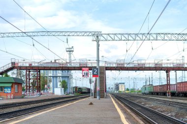 Yaya Köprüsü tren yolu üzerinde. Rusya, Mayıs 2018