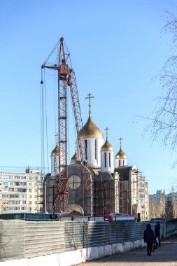 Ufa, Rusya Federasyonu - 14 Kasım 2018. Vinç ve kentsel alanda altın kubbe ile bir kilise inşaatı