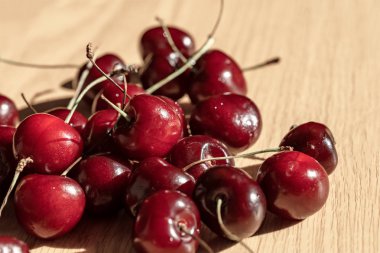 Tatlı kiraz ahşap bir masa (siyah kiraz)