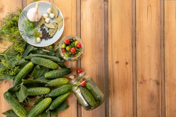 Fresh cucumbers ready for canning and pickling with dill, garlic and spices on a wooden table and in glass jars. Copy spase — Stock Image Fresh Cucumbers Ready Canning Pickling Dill Garlic Spices Wooden Table Stock Photo