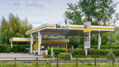 Milan, İtalya - 15 Mayıs 2018: Eni petrol istasyonu. Eni İtalyan çok uluslu petrol ve Gaz şirketi Roma'da merkezi olduğunu.