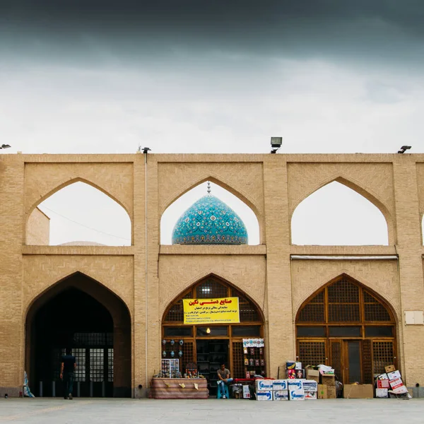 Cadre de la coupole de la mosquée Jameh à Yazd, Kerman, Iran avec une façade avant d'un étal de marché et d'un vendeur — Photo