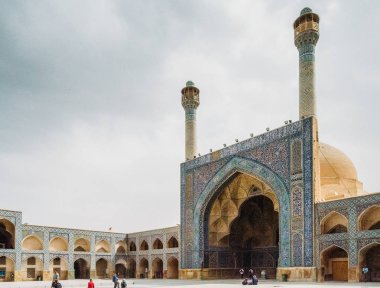 Nakş-e Cihan Meydanı, Isfahan, Iran tarihi Imam Camii. İnşaat 1611 başladı ve İslami dönemde İran mimarisinin başyapıtlarından biridir