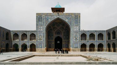 Nakş-e Cihan Meydanı, Isfahan, Iran tarihi Imam Camii. İnşaat 1611 başladı ve İslami dönemde İran mimarisinin başyapıtlarından biridir