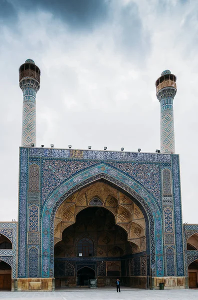 Historic Imam Mosque at Naghsh-e Jahan Square, Isfahan,Iran. Construction began in 1611 and is one of the masterpieces of Persian architecture in the Islamic era — Stock Photo, Image