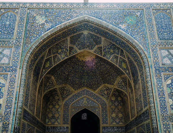 Historiska Imam moskén vid Tajvidi-e Jahan torget, Isfahan, Iran. Byggandet påbörjades 1611 och är en av mästerverk i Persiska arkitekturen i den islamiska eran — Stockfoto