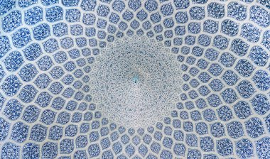 Şah Camii Sfahan, İran'ın yüce kubbe iç görünüm seyirci göksel aşma bir fikir vermek amacıyla mozaik çok renkli taşlarla, kaplı