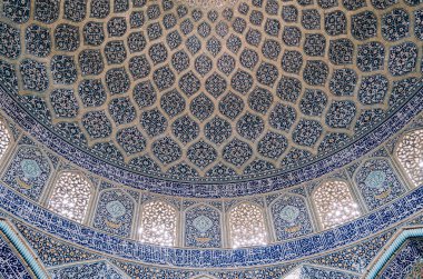 Şah Camii Sfahan, İran'ın yüce kubbe iç görünüm seyirci göksel aşma bir fikir vermek amacıyla mozaik çok renkli taşlarla, kaplı