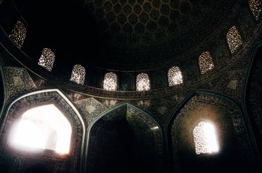 Şah Camii Sfahan, İran'ın yüce kubbe iç görünüm seyirci göksel aşma bir fikir vermek amacıyla mozaik çok renkli taşlarla, kaplı
