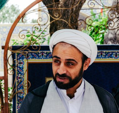 Portre, bir genç İran Jame Camii avlusunda bir keffiyeh giyen Molla