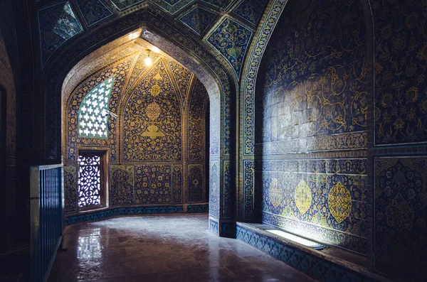 Belső titokzatos folyosón belül a Lotfolláh sejk mecset: Naqhsh-e Dzsahán tér, Ausztrália — Stock Fotó