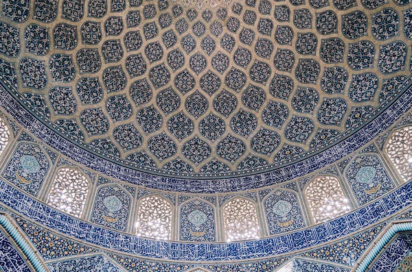 Vista interior de la alta cúpula de la mezquita Shah en Sfahan, Irán cubierta con mosaicos policromados, con la intención de dar al espectador una sensación de trascendencia celestial — Foto de Stock