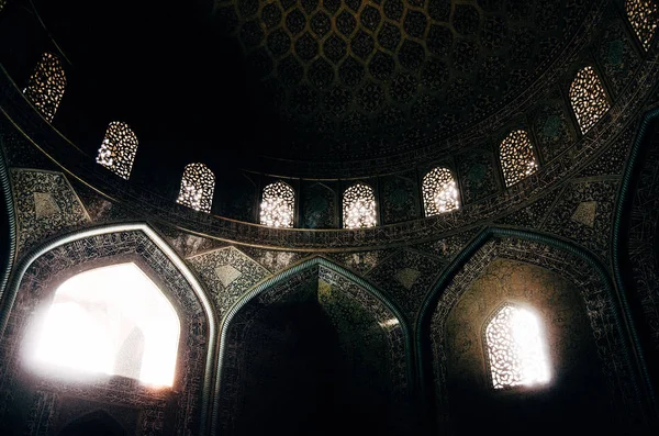 Vista interior de la alta cúpula de la mezquita Shah en Sfahan, Irán cubierto de mosaico de baldosas policromadas, destinado a dar al espectador una sensación de trascendencia celestial — Foto de Stock