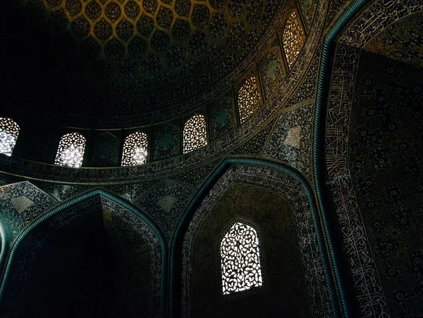 Vista interior da cúpula elevada da Mesquita do Xá em Sfahan, Irã coberto com mosaicos policromos, destinado a dar ao espectador uma sensação de transcendência celestial — Fotografia de Stock