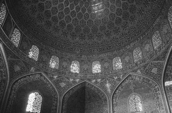 Vista interior de la alta cúpula de la mezquita Shah en Sfahan, Irán cubierto de mosaico de baldosas policromadas, destinado a dar al espectador una sensación de trascendencia celestial — Foto de Stock