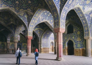 Şah Camii Sfahan, İran'ın yüce kubbe iç görünüm seyirci göksel aşma bir fikir vermek amacıyla mozaik çok renkli taşlarla, kaplı