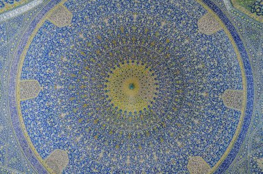 Şah Camii Sfahan, İran'ın yüce kubbe iç görünüm seyirci göksel aşma bir fikir vermek amacıyla mozaik çok renkli taşlarla, kaplı