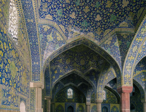 伊朗伊斯法罕 2018年4月22日 Sfahan 的沙阿清真寺高耸圆顶的内部视图 覆盖着马赛克多彩瓷砖 意在给观众一种天堂般的超越感 — 图库照片