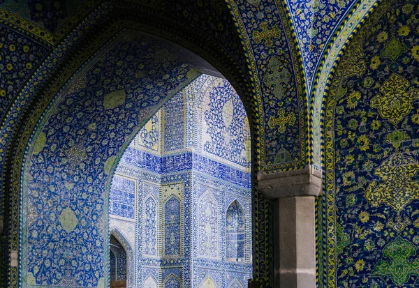 Binnenaanzicht van verheven koepel van de moskee van de Sjah in Sfahan, Iran bedekt met polychroom mozaïektegels, bedoeld om de toeschouwer een gevoel van hemelse transcendentie — Stockfoto
