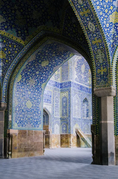 Внутренний вид высокого купола мечети Шах в Сфахане, Иран, покрытый мозаичной полихромной плиткой, призванный дать зрителю ощущение небесного трансцендентности — стоковое фото