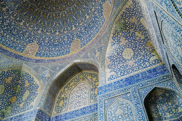 Vista interior de la alta cúpula de la mezquita Shah en Sfahan, Irán cubierto de mosaico de baldosas policromadas, destinado a dar al espectador una sensación de trascendencia celestial — Foto de Stock