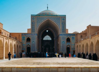 Jameh Camii, Mescidi-i Jame Camii, Yezd, Iran önünde Geleneksel giyimli kadınlar