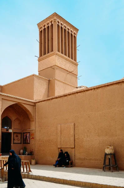 Windcatcher tours est un élément architectural persan traditionnel pour créer une ventilation naturelle dans les bâtiments, la vieille ville Yazd Iran . — Photo