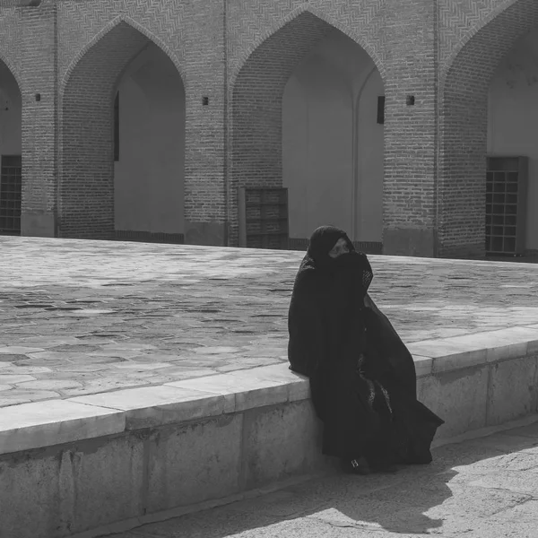 Traditioneel gekleed oudere vrouw in een chador front van de Vrijdagmoskee, Nazcalijnen-i Jame moskee, Yazd, Iran — Stockfoto