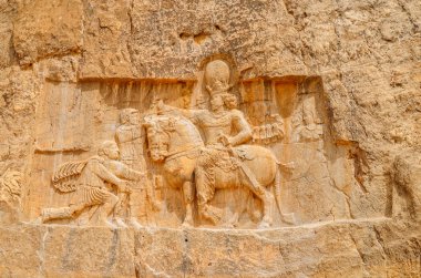 Persepolis, Iran - 28 Nisan 2018: Nakş-Rustam, İran'ın kayalık uçurum Ahameniş Hanedanı Kings of Persia antik mezarlar oyulmuştur.