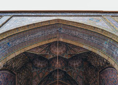 27 Nisan 2018 üzerinde Nasır el-mülk Camii Şiraz, İran'ın dış cephe dekorasyon güzel eski mozaik