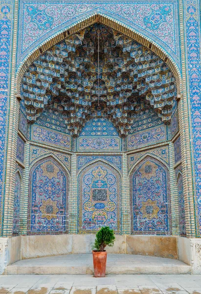 27 Nisan 2018 üzerinde Nasır el-mülk Camii Şiraz, İran'ın dış cephe dekorasyon güzel eski mozaik