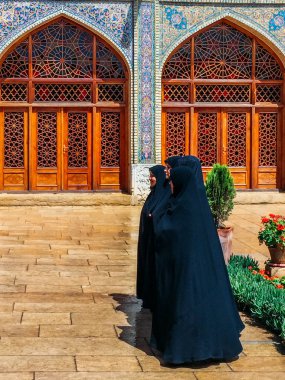 Isfahan, Iran - 22 Nisan 2018: Geleneksel olarak tarihi Imam Camii Nakş-e cihan Meydanı, Isfahan, Iran dışında İran kadın giyinmiş