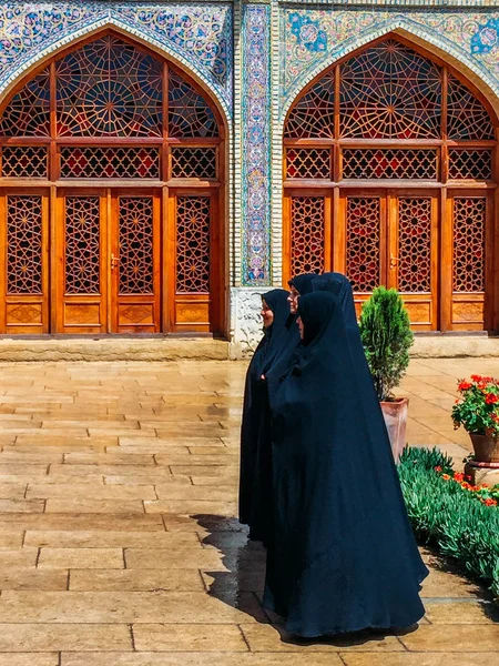 Isfahán Irán Abril 2018 Mujeres Iraníes Vestidas Tradicionalmente Fuera Histórica —  Fotos de Stock