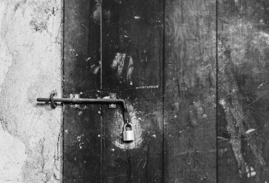 Demir kilit görünümü yıpranmış bir ahşap kapı kadar kapatın.