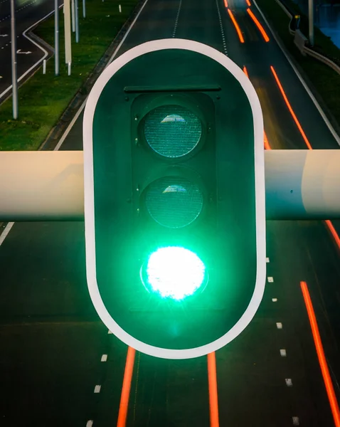Semáforo Verde Com Estrada Vazia Segundo Plano Conceito Para Frente — Fotografia de Stock