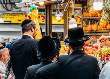 Jerusalem, İsrail - 16 Mar 2018: Yahudi Ultra-Ortodoks halkı yerli malı teklif 250'den fazla gıda tezgahları vardır Kudüs ün Shruk Machane Yehuda Market ananas incelemek