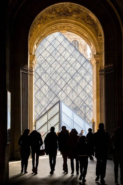 Paris France Mai 2018 Pyramide Louvre Avec Des Silhouettes Personnes — Photo