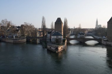 Strazburg, Ortaçağ Köprüsü Ponts Couverts, tarihi Petite France bölgesinde yer almaktadır. Alsace, Fransa.