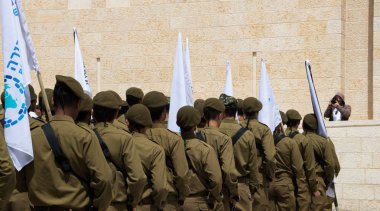 Jerusalem, İsrail - 12 Nisan 2018: Junior İsrail Savunma Kuvvetleri askerler üniforma ödeme saygı, Kudüs ün Ağlama Duvarı eski şehrin içinde