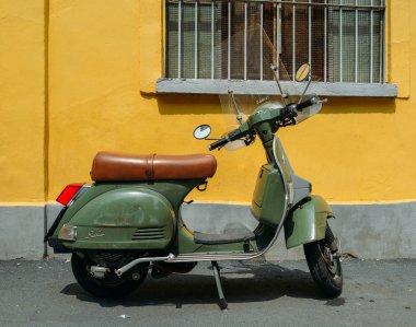 Milan, İtalya - 27 Mayıs 2018: Yeşil Piaggio Vespa Lml T5 150 sarı arka plan ile Sokak tarafındaki Park