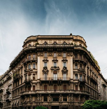 Milan, İtalya - 24 Mayıs 2018: Etkileyici Art Nouveau mimari, Piazza Eleonora Duse, Milan'ın Porta Venezia bölgesinde, Lombardiya, İtalya