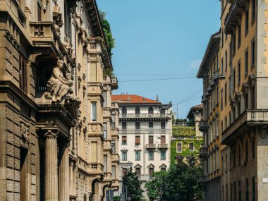 20. yüzyıl Piazza Eleonora Duse, Milan'ın Porta Venezia bölgesinde, Lombardiya, İtalya, Art Nouveau tarzında sırayla geleneksel mimarisi.