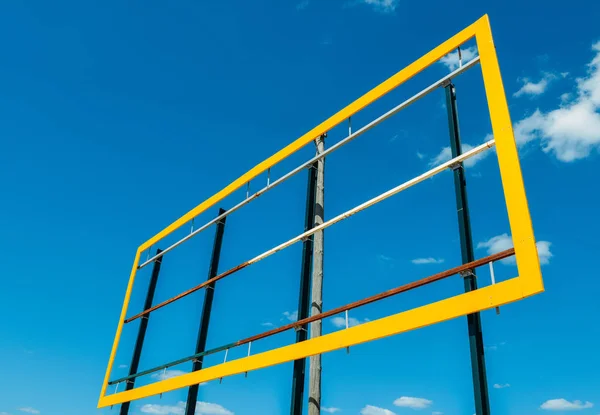 Cartellone bianco con cornice gialla sullo sfondo di un cielo blu — Foto Stock