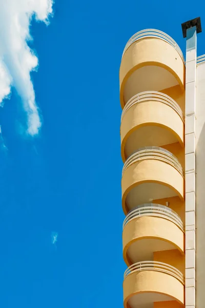 Vackra arkitektoniska platt balkong Lägenhet över blå himmel bakgrund — Stockfoto