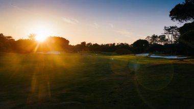 Kasıtlı sunflares. Sinematik görünümü boş altın yaktı golf sahasının Güney Portekiz Algarve'deki/daki oteller