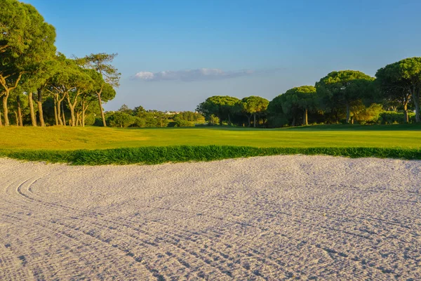 Bunker di sabbia presso il bellissimo campo da golf — Foto Stock