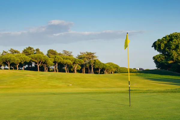 Golf sahası ile bayrak ve delik, Algarve, Güney Portekiz yakalanan yeşil — Stok fotoğraf