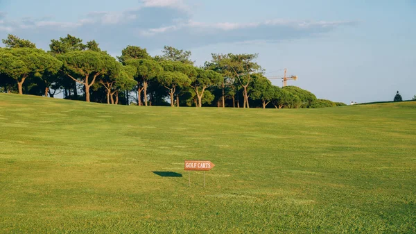 Algarve, Portekiz için golf arabaları işaretleri ile boş golf sahası — Stok fotoğraf